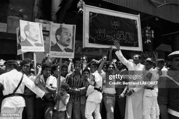 Foule assistant aux obsèques du Shah d'Iran au Caire le 29 juillet 1980, Egypte.