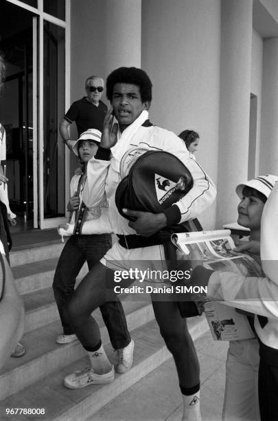 Yannick Noah en compagnie de jeunes fans lors du Tournoi de Monte-Carlo le 15 avril 1981, Monaco.