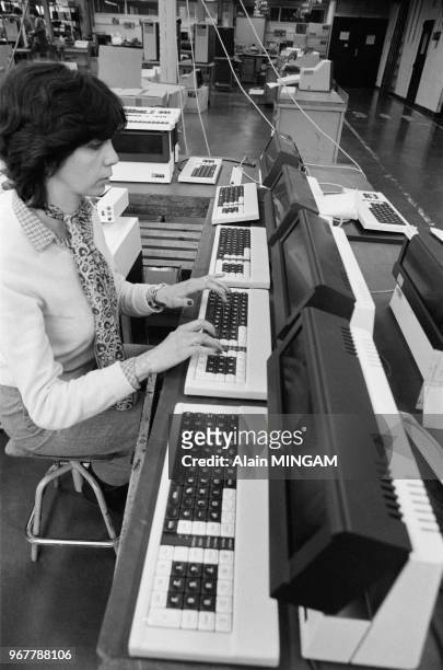 Une employée de l'entreprise d'informatique Logabax le 29 juin 1981 à Arcueil, France.