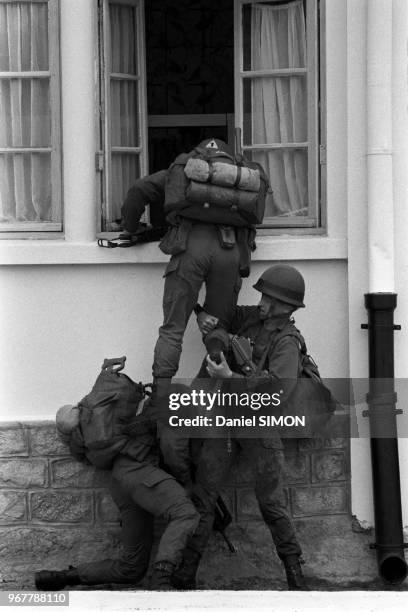 Légionnaires du 2ème régiment de parachutistes de Calvi lors d'un entrainement le 23 avril 1981, France.