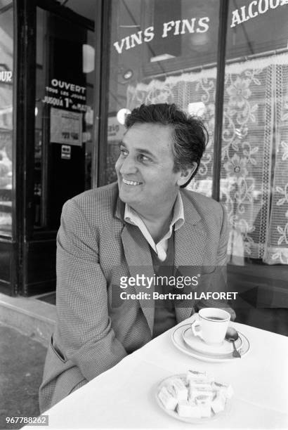 Roger Hanin à la terrasse d'un café à Paris le 16 juin 1980, France.