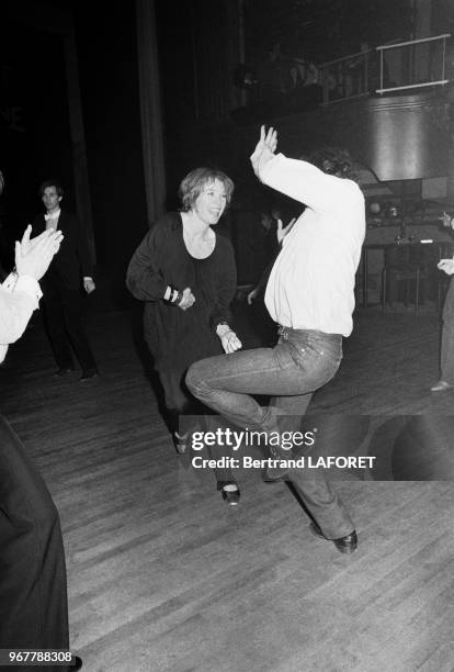 Shirley MacLaine entrain de danser lors d'une soirée au Palace le 25 avril 1979 à Paris, France.