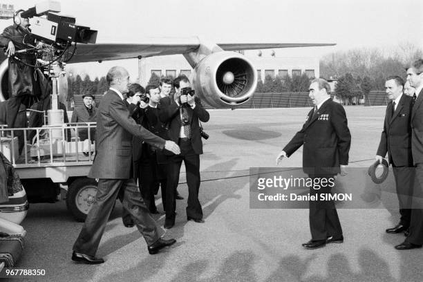 Le président Valéry Giscard d'Estaing accueilli par le numéro 1 soviétique Leonid Brejnev le 26 avril 1979 à Moscou, Russie.