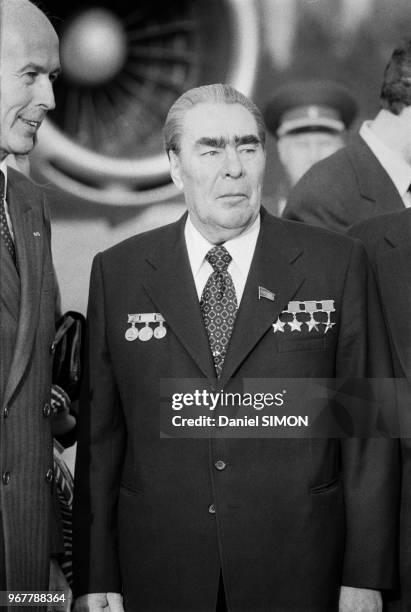 Le président Valéry Giscard d'Estaing avec le numéro 1 soviétique Leonid Brejnev lors de sa visite officielle le 26 avril 1979 à Moscou, Russie.