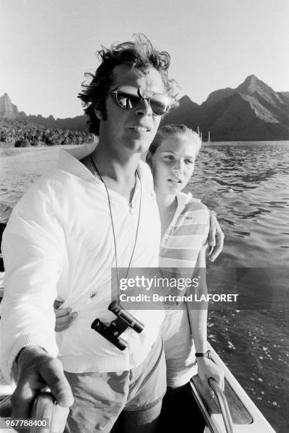 Arnaud de Rosnay et sa fiancée Jenna en mer avant sa tentative de traversée entre les Iles Marquise et Hawaï le 21 aout 1980, Moorea, Tahiti.