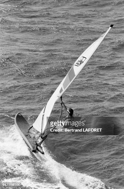 Arnaud de Rosnay s'élance pour sa tentative de traversée le l'océan pacifique entre les Iles Marquise et Hawaï le 27 aout 1980, Nuku, Iles Marquises.