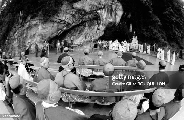 Croyants et personnalités religieuses assistent à la messe célébrée par le cardinal béninois Bernardin Gantin devant la grotte le 16 juillet 1981,...