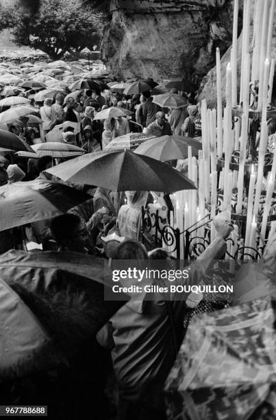 Fidèles devant la grotte le 19 juillet 1981 à Lourdes, France.