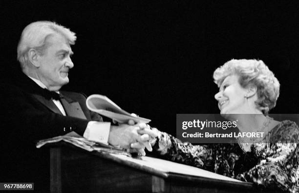 Edwige Feuillère et Jean Marais sur scène au théâtre dans la piéce Cher menteur' à Paris le 24 septembre 1980, France.