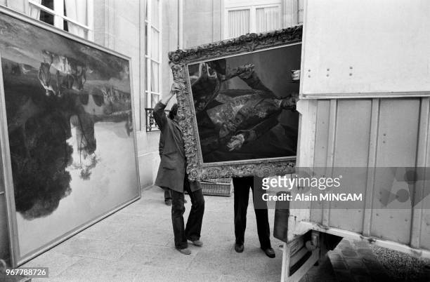 Déménagement et transport de tableaux à l'Elysée après la victoire de François Mitterrand aux élections présidentielles, Paris le 15 mai 1981, France.