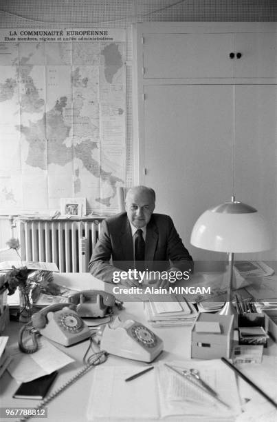 Claude Estier, directuer du journal 'L'Unité' dans son bureau le 19 mai 1981 à Paris, France.