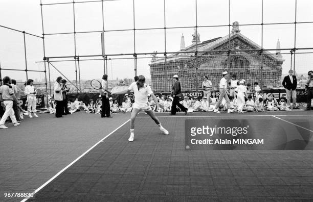 Björn Borg joue au tennis avec des enfants sur le toit d'un grand magasin transformé en court de tennis à Paris le 20 mai 1981, France.