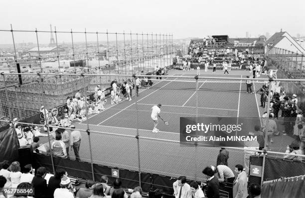 Björn Borg joue au tennis avec des enfants sur le toit d'un grand magasin transformé en court de tennis à Paris le 20 mai 1981, France.