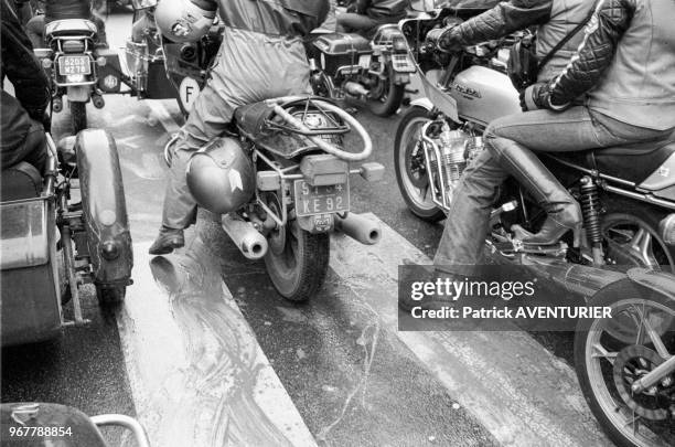 Manifestation de motards contre la réforme du permis de conduire et la pose des bandes plastiques sur les passages piètons à Paris le 20 février...