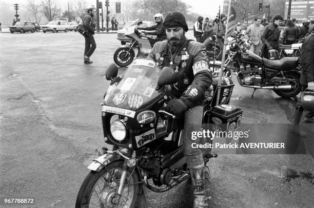 Manifestation de motards contre la réforme du permis de conduire et la pose des bandes plastiques sur les passages piètons à Paris le 20 février...