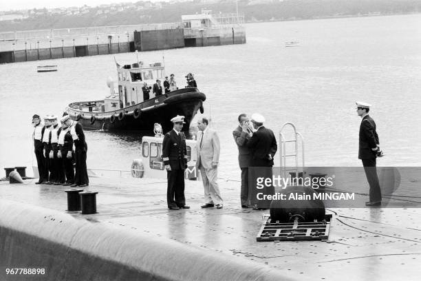 Le président François Mitterrand visite le sous-marin 'Le Terrible' à la base de l'Ile Longue, avec le ministre de la Défense Charles Hernu à droite...