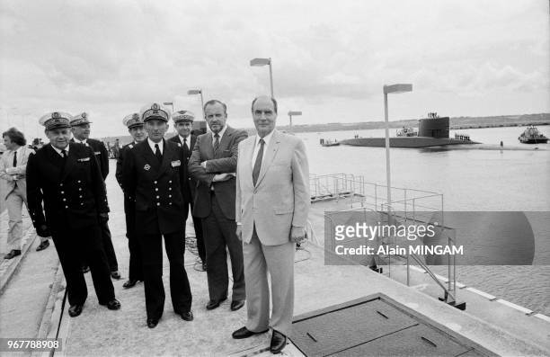 Le président François Mitterrand visite le sous-marin 'Le Terrible' à la base de l'Ile Longue, avec le ministre de la Défense Charles Hernu au centre...