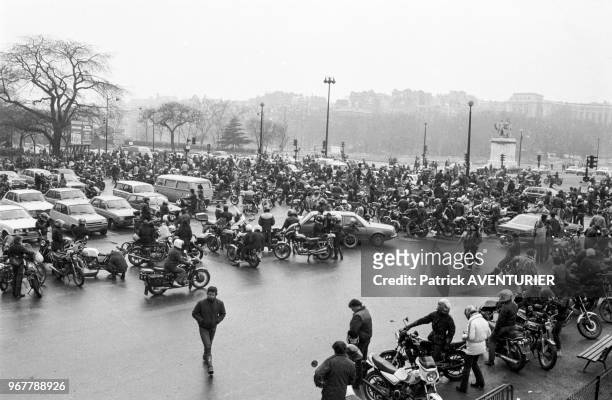 Manifestation de motards contre la réforme du permis de conduire et la pose des bandes plastiques sur les passages piètons à Paris le 20 février...