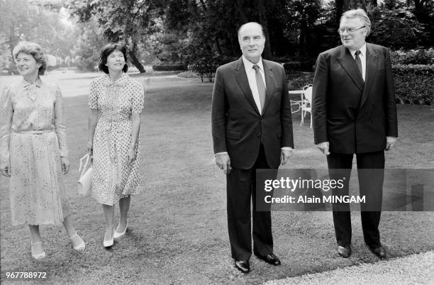 Le président de la République François Mitterrand accompagné de son épouse Danielle rend visite au Premier ministre Pierre Mauroy et à son épouse...