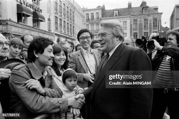 Bain de foule pour Pierre Mauroy dans les rues de Lille le 24 mai 1981, France.