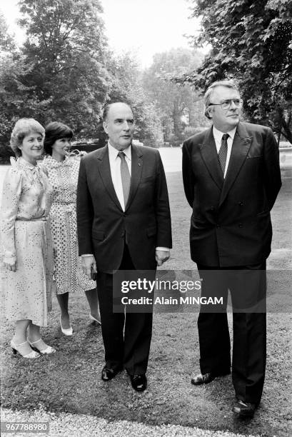 Le président de la République François Mitterrand accompagné de son épouse Danielle rend visite au Premier ministre Pierre Mauroy et son épouse...