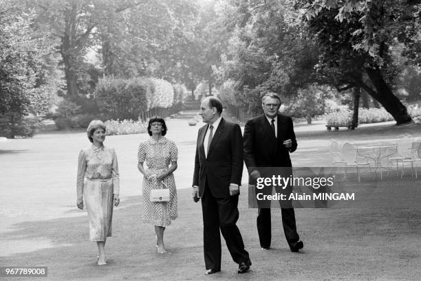 Le président de la République François Mitterrand accompagné de son épouse Danielle rend visite au Premier ministre Pierre Mauroy et son épouse...