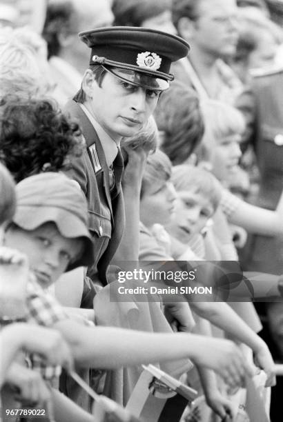 Policier au milieu de la foule lors de la commémoration des 20 ans du mur de Berlin le 13 août 1981, Allemagne.