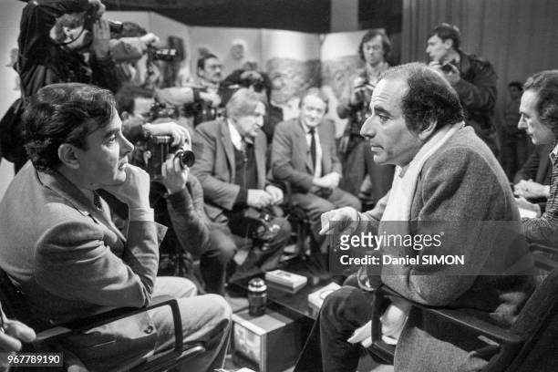 Bernard Pivot et Jean-Pierre Elkabach sur le plateau de l'�émission 'Apostrophes' le 26 février 1982 à Paris, France.