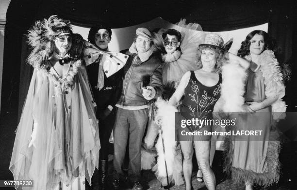 Jean-Pierre Mocky en compagnie de travestis sur le tournage de son film 'Y-at'il un français dans la salle' à Paris le 14 janvier 1982, France.