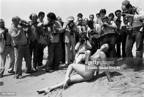 Starlette posant sein nu pour les photographes sur une plage lors du Festival de Cannes le 14 mai 1979, France.