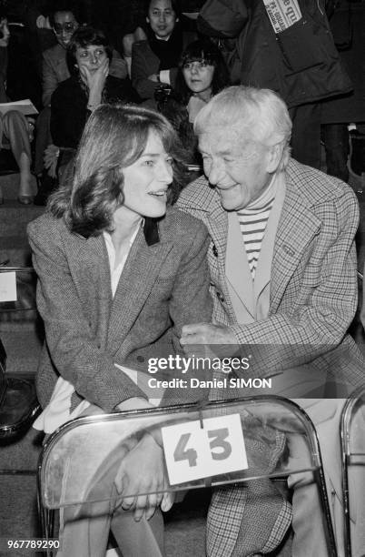 Charlotte Rampling et Jacques Henri Lartigue au défilé Pierre Cardin collection Haute-Couture Printemps-Eté 1981 à Paris le 27 janvier 1981, France.