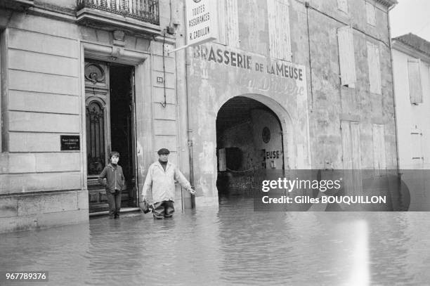 Les habitants de Langon ont les pieds dans l'eau après d'importantes inondations, les 17, 18 et 19 décembre 1981, France.