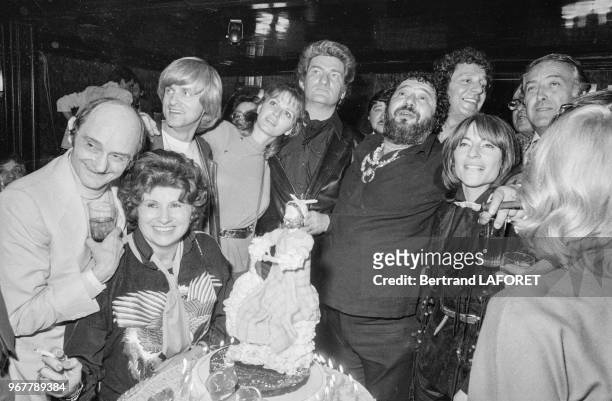 Sim, Dave, Eddy Mitchell, Carlos, Catherine Lara et Georges Lautner à la fête organisée par le chanteur Carlos pour ses 38 ans, Paris le 23 février...