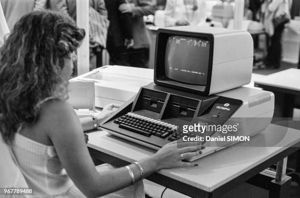 Jeune femme devant un ordinateur 'Olympia' au Salon International de l'Informatique, de la Communication et de l'Organisation de Bureau au CNIT à La...