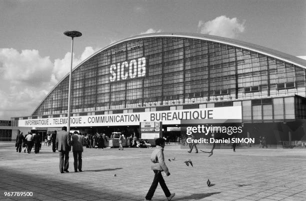 Parvis du CNIT à La Défense lors du Salon International de l'Informatique, de la Communication et de l'Organisation de Bureau, le 23 septembre 1981,...