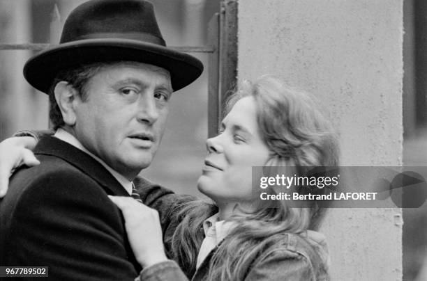 Victor Lanoux et Marion Peterson sur le tournage du film 'Y-at'il un français dans la salle' réalisé par Jean-Pierre Mocky à Paris le 14 janvier...