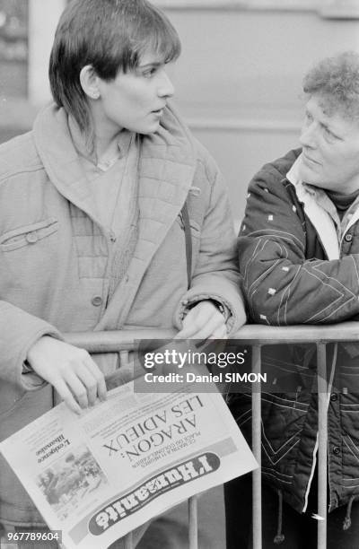 Militant communistes rendant hommage à Louis Aragon au siège du Parti Communiste Français à Paris le 28 décembre 1982, France.