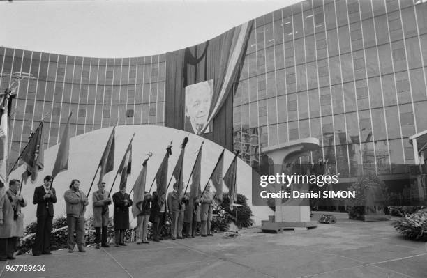 Georges Marchais prononce un discours en hommage à Louis Aragon au siège du Parti Communiste Français à Paris le 28 décembre 1982, France.