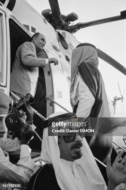 François Mitterrand descend d'hélicoptère à Taif lors de sa visite officielle en Arabie Saoudite le 26 septembre 1981.