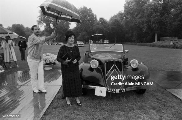 Couple présentant une Citroën lors du concours d'élégance du Touquet le 29 juillet 1979, France.