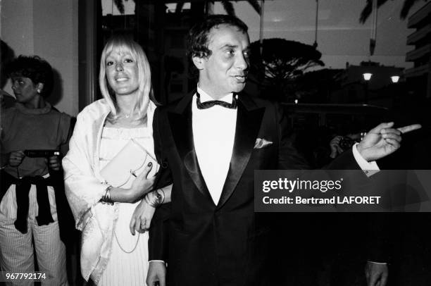 Michel Sardou et sa femmeÉlisabeth Haas lors de la cérémonie de cloture du Festival de Cannes le 26 mai 1982, France.