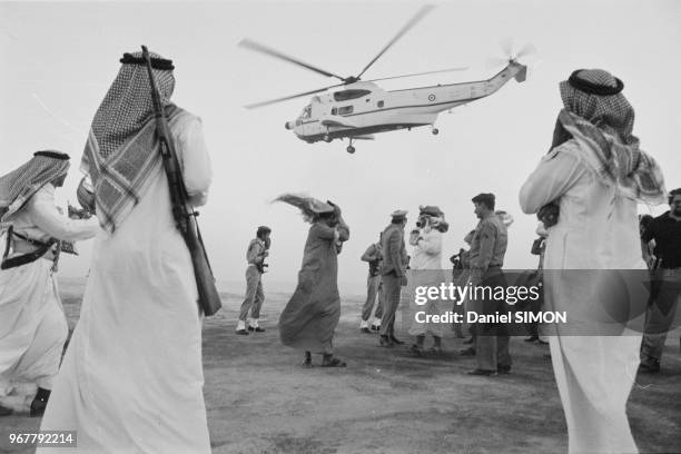 François Mitterrand arrive en hélicoptère à Taif lors de sa visite officielle en Arabie Saoudite le 26 septembre 1981.