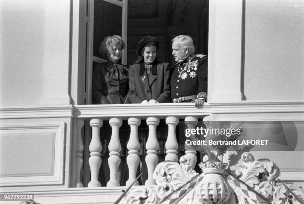 Grace de Monaco, Caroline de Monaco et le Prince Rainier au balcon le jour de la Fête nationale monégasque à Monte Carlo le 19 novembre 1980, Monaco.