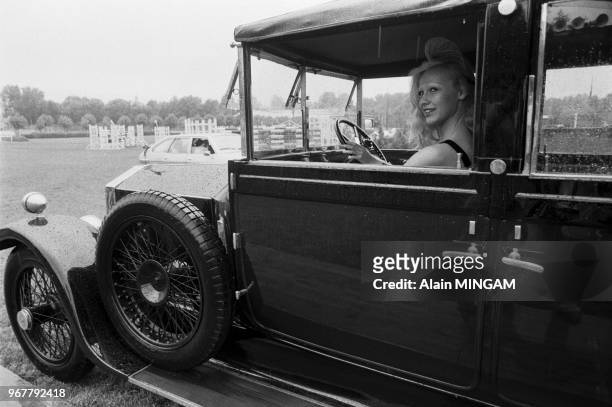 Jeune femme dans une voiture ancienne lors du concours d'élégance du Touquet le 29 juillet 1979, France.