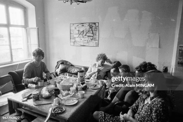 Squatteurs dans un appartement près de Anhalterstrasse à Berlin-Ouest le 25 septembre 1981, Allemagne.