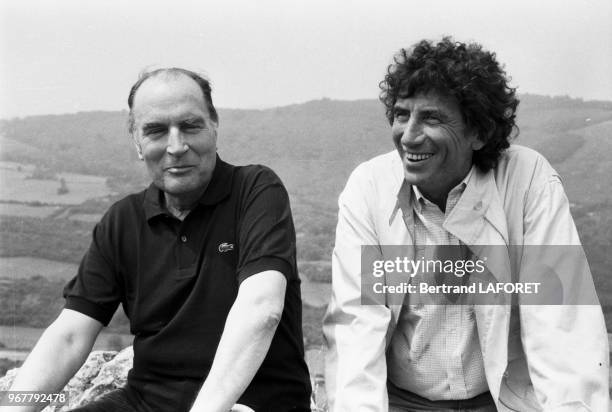 François Mitterrand accompagné de Jack Lang lors du traditionnel pèlerinage du président à la Roche de Solutré le 30 mai 1982, France.