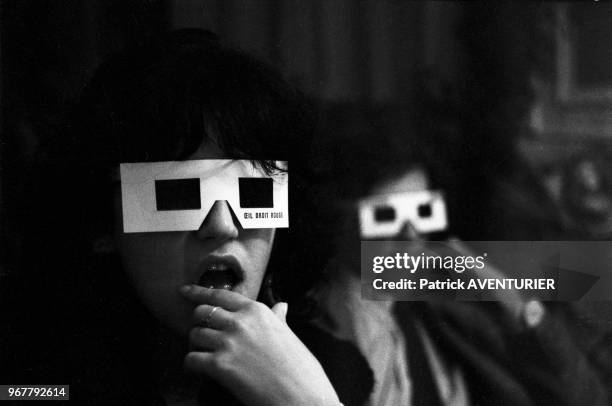 Téléspectateurs utilisant des lunettes 'analglyphes' por visionner une émission en 3 dimensions sur FR3 le 20 octobre 1982, Paris, France.