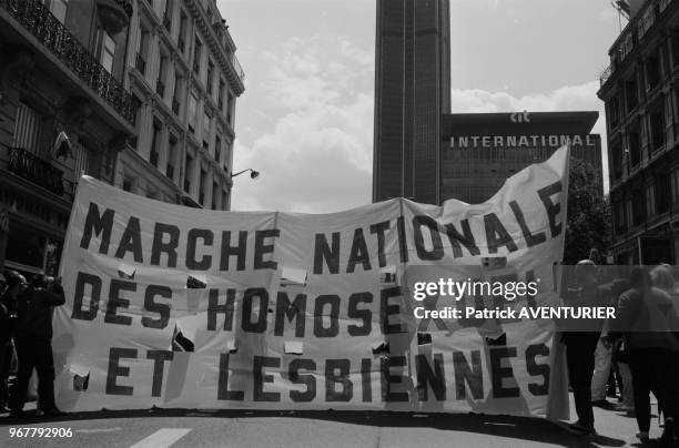 Environ 10.000 manifestants homosexuels et lesbiennes manifestent à Paris pour réclamer l'abrogation de la loi 'anti-homo' le 19 juin 1982, France.