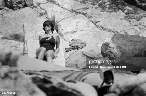 Claudia Cardinale en vacances en Sardaigne le 28 juin 1979, Italie.