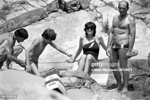 Claudia Cardinale en vacances avec son compagnon Pasquale Squitieri et les 2 fils de celui-ci en Sardaigne le 28 juin 1979, Italie.